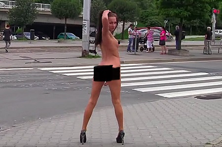 HOT PHOTO SESSION IN THE MIDDLE OF THE STREET NUDE